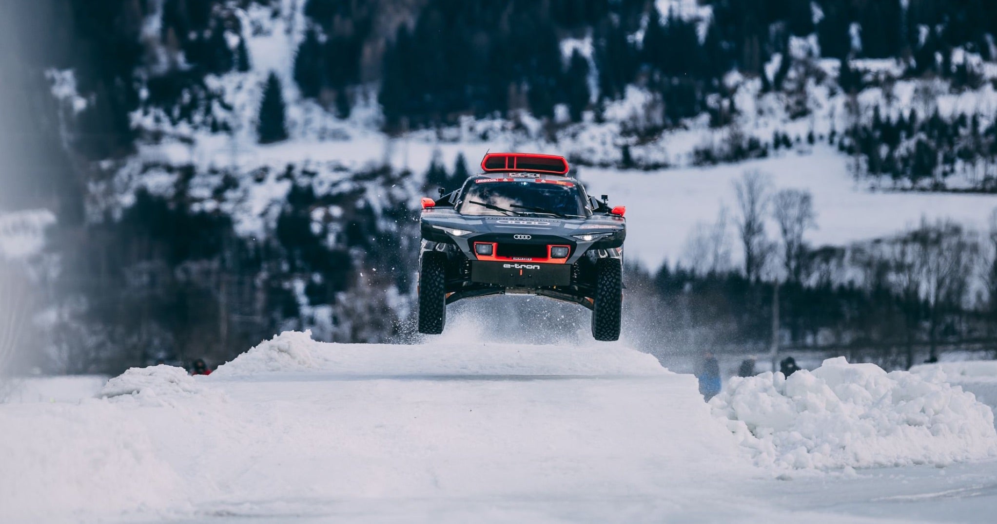 <span>Audi's Mattias Ekstr&ouml;m nam het 2022 Dakar Rally-model van het merk, de RS Q e-tron, mee voor een ritje op het ijs</span> <br/><span class="caption-sub"><em>Fotograaf: Stephan Bauer</em></span><br/>